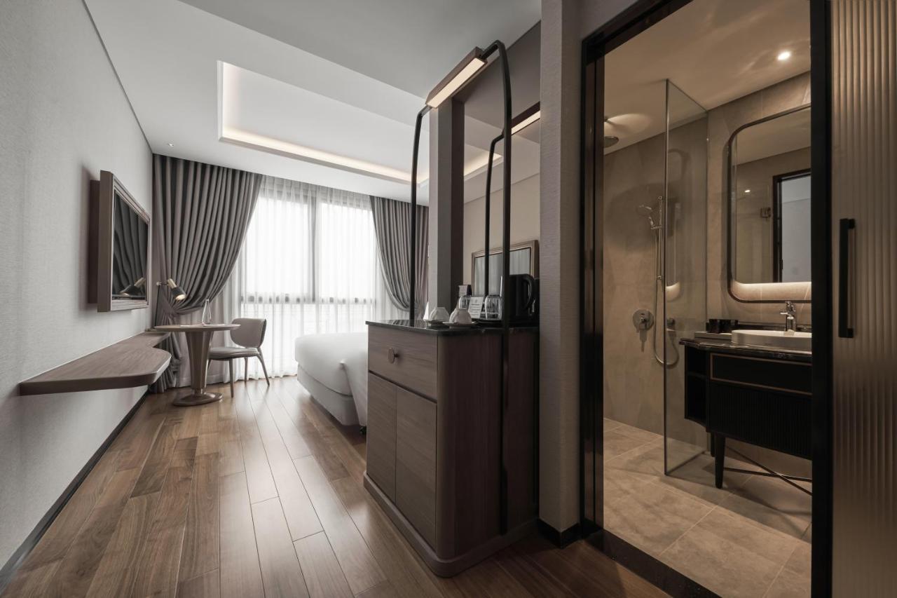 La Siesta Premium Saigon Hotel Ho Chi Minh City Exterior photo A room at the hotel